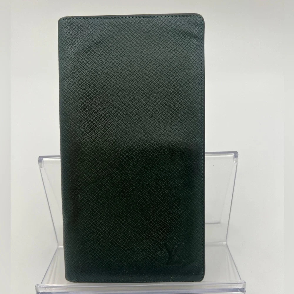 Louis Vuitton Dark green Brazza wallet. One size.